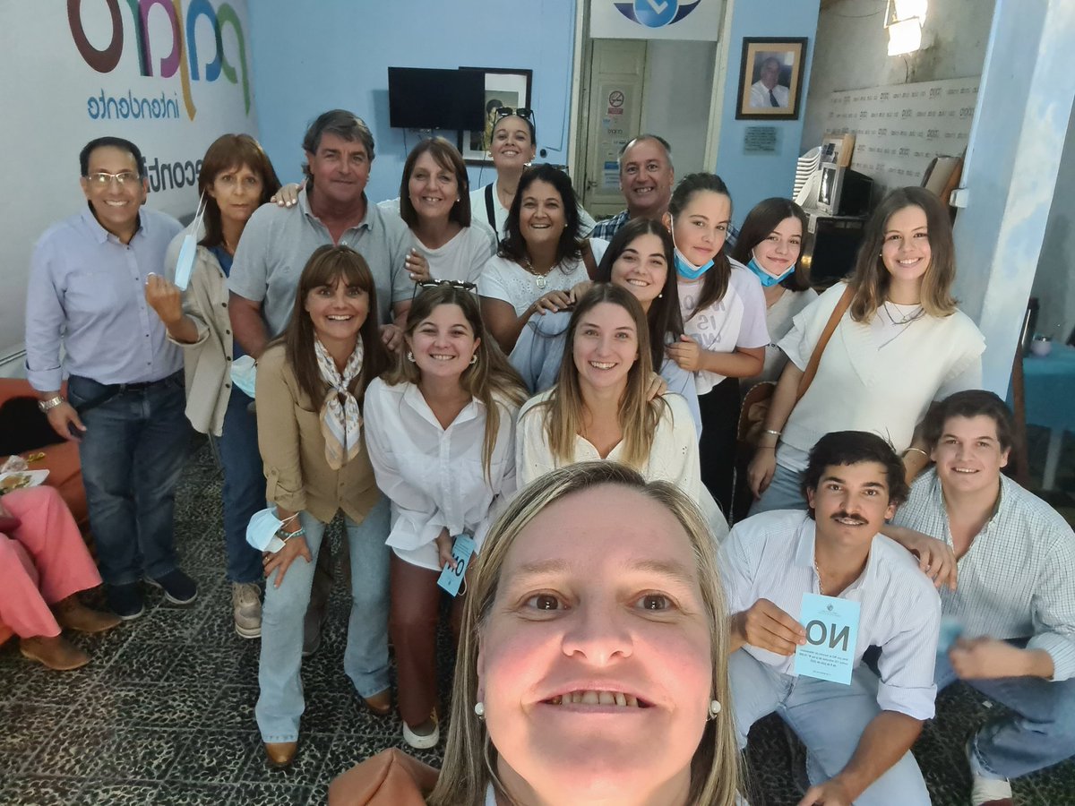 AndreaBrugman's tweet photo. Martín,  Sole y la Prole con su cariño de siempre nos vienen a saludar a la @amo_62florida la casa de Andrés y @PajaroEnciso emocionan estas cosas, siempre con buenos y lindo recuerdo. https://t.co/6Z6Vj8RwjM