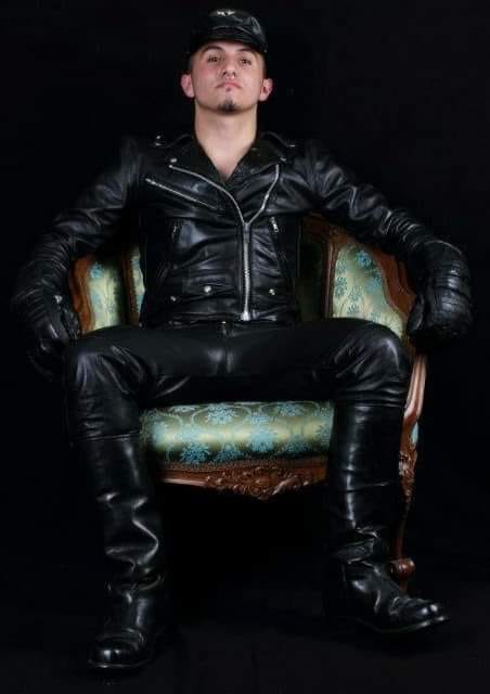 FrankKolt's tweet photo. young #leatherking https://t.co/g8UxWV0njx