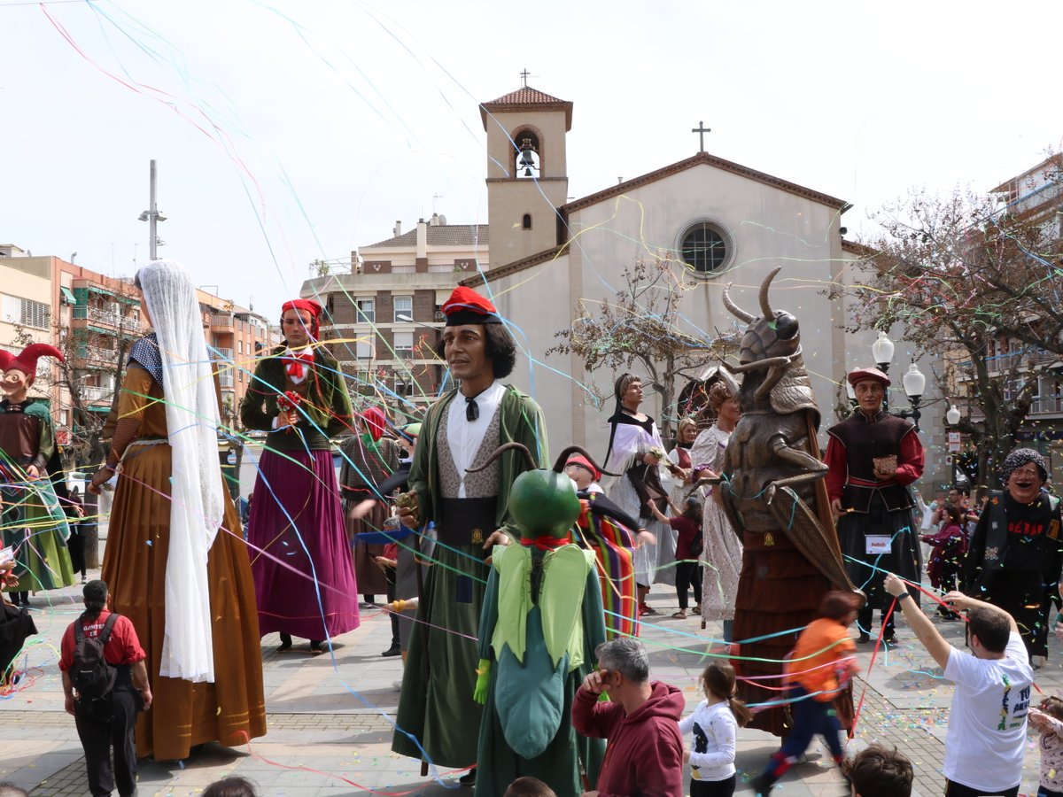 AjlaLlagosta's tweet photo. 📸 Us diexem un recull de les imatges de l'11a Trobada Gegantera de la Llagosta, organitzada per la colla@GegantsLlagosta 
👍 Molta gent ha sortit al carrer per veure els gegants, les gegantes, els gegantons i els capgrossos que han participat a la cercavila. #laLlagosta https://t.co/PFaWivauaO