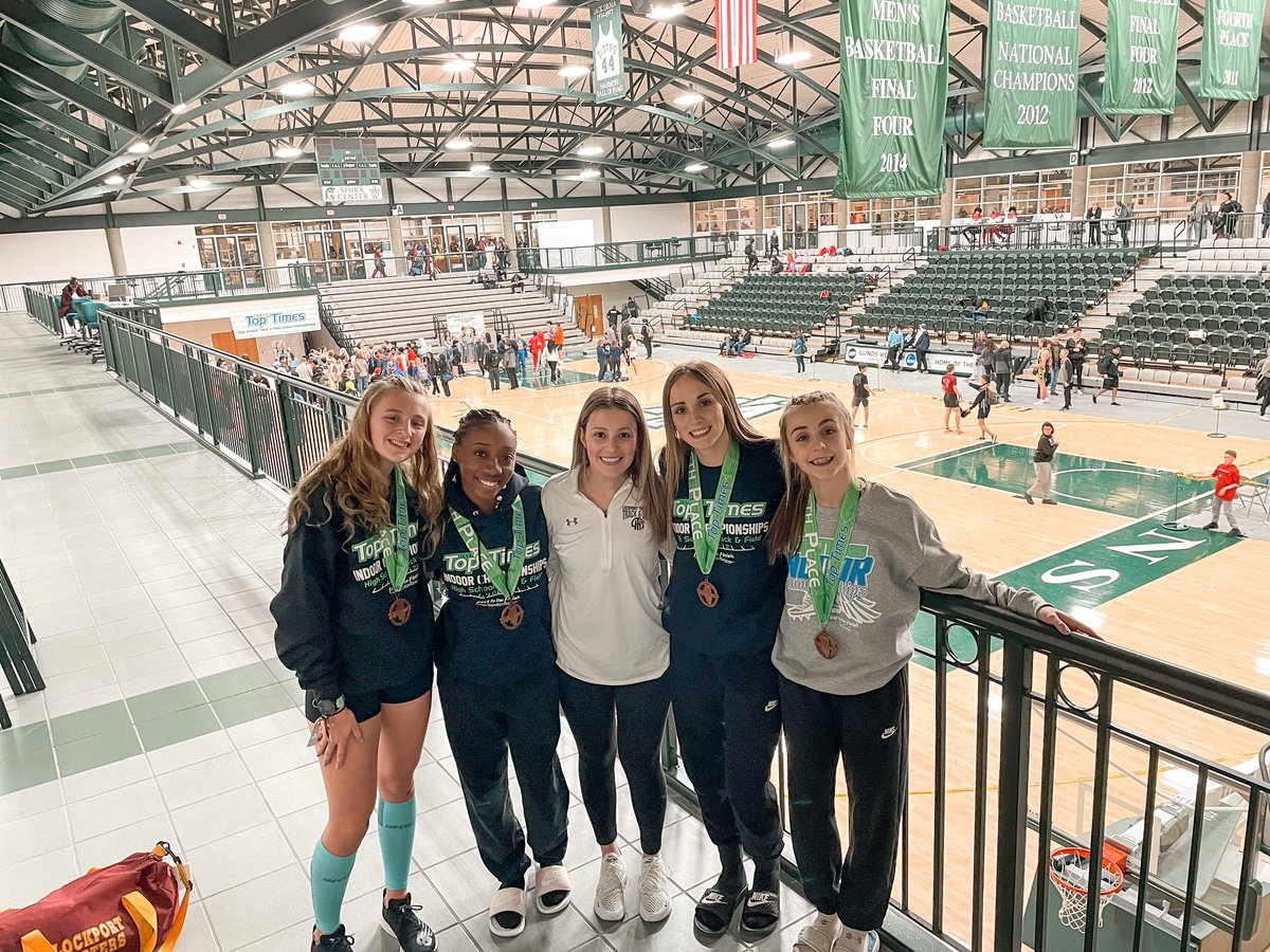 KaylaShea2023's tweet photo. It was great to be able to finish the indoor 2022 season at Illinois Top Times and come in 5th place in the 4x400m relay! Time to get ready for outdoor!! https://t.co/24KfBdhLWw