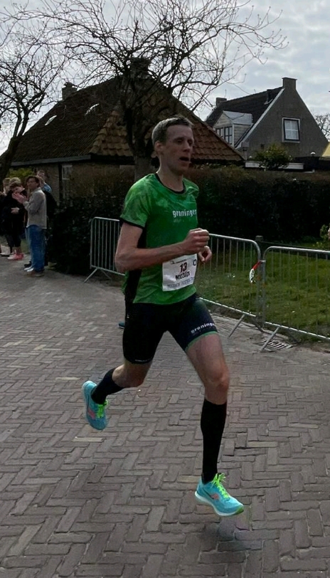 Een mooie overall-overwinning voor <a href="/GrunnAtletiek/">Groningen Atletiek</a> Mathijs de Vroome in de 19e editie van de <a href="/Monnikenloop/">Monnikenloop</a>  (16,1 km) op Schiermonnikoog in een tijd  van 1.01.54. Tweede werd Jan Lodewijk Boonstra (1.02.43) en als derde eindigde Emiel Harder (1.02.51). sites.google.com/site/lagroepga/