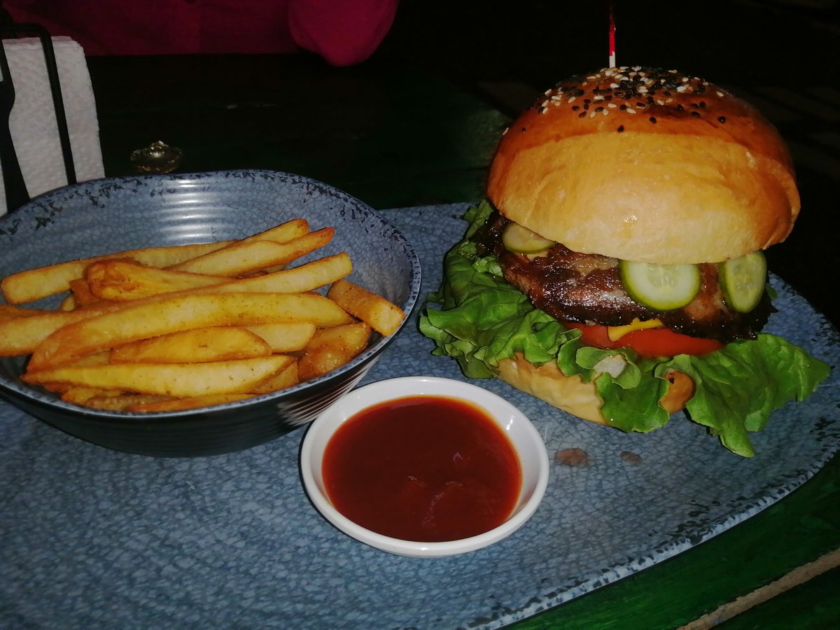 jorub08's tweet photo. Brisky Valenberg de Grill Meister #BurgerWeek2022
Hamburguesa jugosa y a pesar de eso el pan se mantuvo firme. Combinación salado(carne queso)-acido(pepinillos)-dulce(chutney) BRUTAL. El brisket y queso ahumado le dan un reguste muy bueno. Lo regular ➡️🍟
Calificación: 9.8/10 https://t.co/75OWwsmo6e