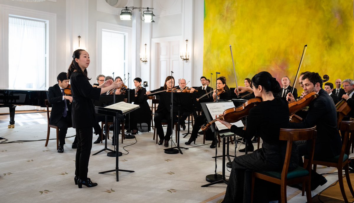 BerlinPhil's tweet photo. 🇺🇦 Solidarity with Ukraine: Under the baton of Nodoka Okisawa, members of the Berliner Philharmoniker played a concert in solidarity at Bellevue Palace at the invitation of Federal President Frank-Walter Steinmeier. https://t.co/CRemCaCKnl