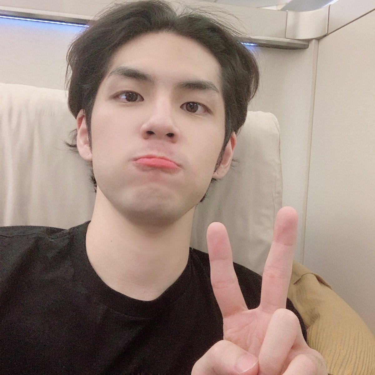 Thread das 20 fotos que Wonpil postou para que possamos usar uma por mês no papel de parede até ele cumprir o serviço militar 🥺💚