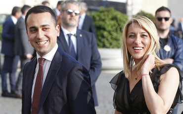 tempoweb's tweet photo. Virginia Saba scende in piazza con no vax e putiniani, imbarazzo Di Maio #virginiasaba #luigidimaio #novax #vladimirputin #iltempoquotidiano https://t.co/vhTXnnivlL https://t.co/miPqpOoHEy