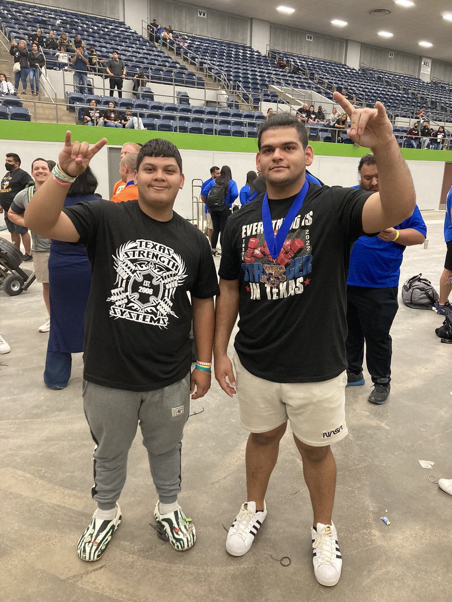 pearsallath's tweet photo. ‼️Powerlifting Alert‼️
Ariel Hernandez - 9th
Gabriel Gutierrez- 5th
Sebastian Carrillo - Manager/Trainer
Congratulations to both boys working so hard throughout the year and earning a place at THE STATE LEVEL!
#MaverickPower 🤘🏽 https://t.co/M4uteQ9rxC