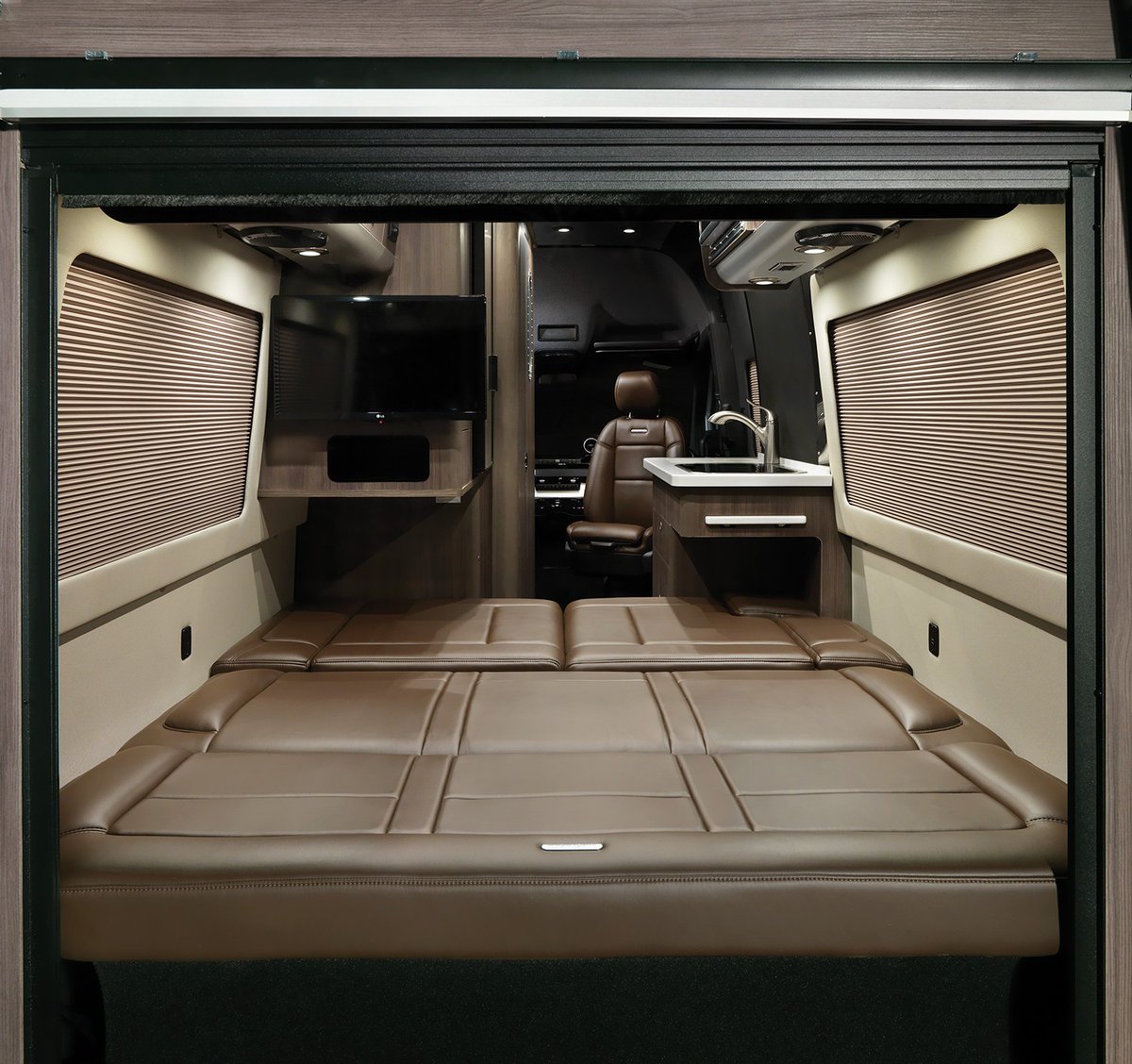 Get the best of both worlds with one of our favorite Interstate 19 features: The convertible sofa transforms to a roomy bed with just the push of a button — giving travelers the opportunity to settle in on the largest bed in its Airstream class. 💤 #liveriveted #airstream