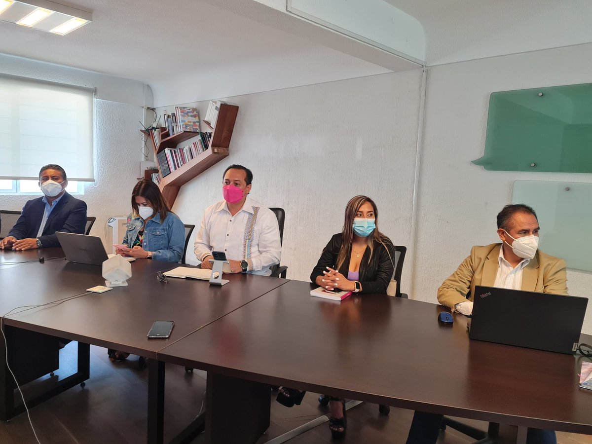 INE_Oaxaca's tweet photo. Delegado del #INEOaxaca confirma que las personas funcionarias de casilla habilitadas por el INE, se mantienen decididas a instalar las casillas y llevar a acabo la Jornada Electoral en el municipio de Laollaga, solo necesitan las garantías correspondientes de seguridad. https://t.co/YZ2tmkKZLO