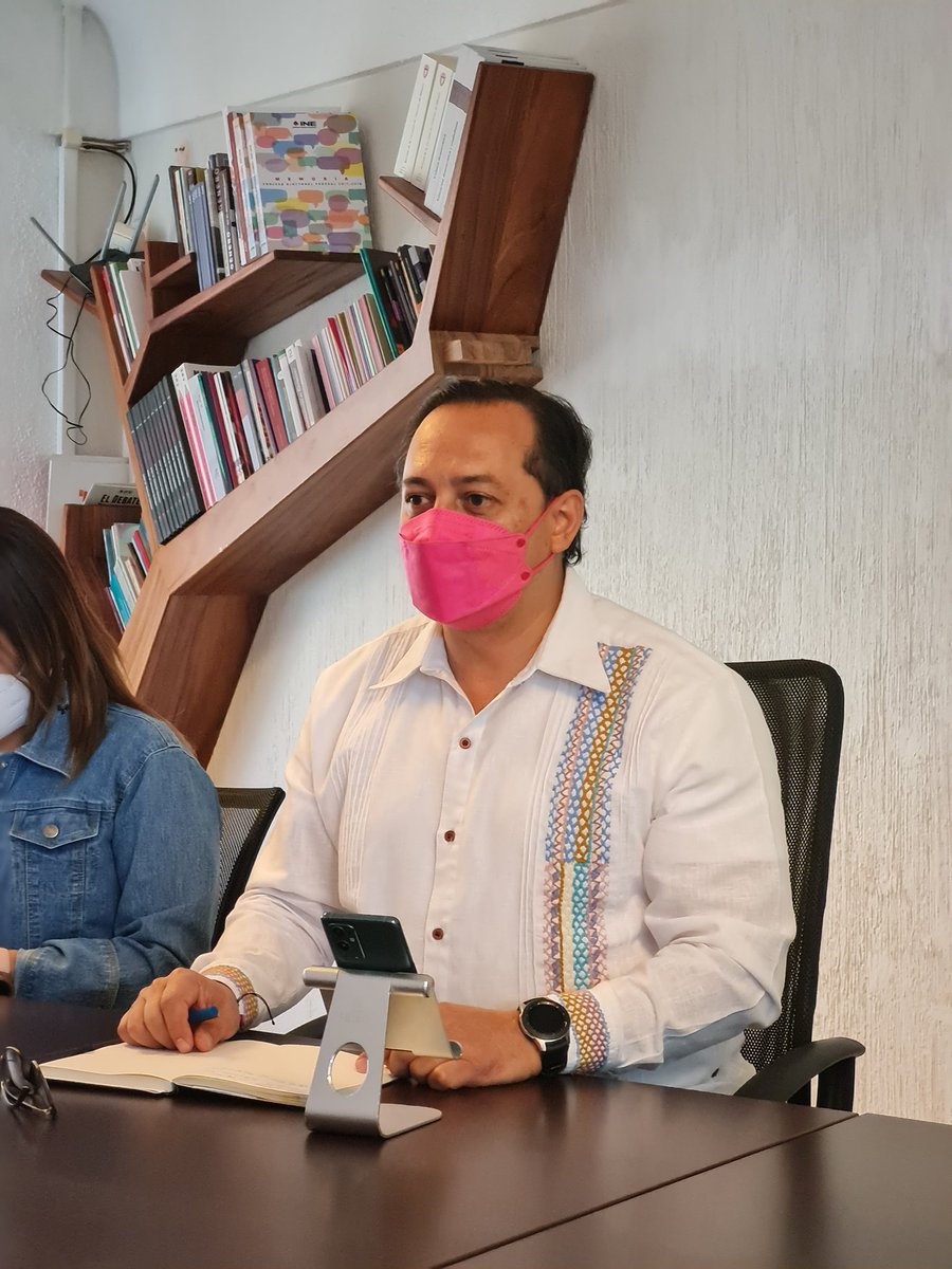 INE_Oaxaca's tweet photo. Delegado del #INEOaxaca confirma que las personas funcionarias de casilla habilitadas por el INE, se mantienen decididas a instalar las casillas y llevar a acabo la Jornada Electoral en el municipio de Laollaga, solo necesitan las garantías correspondientes de seguridad. https://t.co/YZ2tmkKZLO