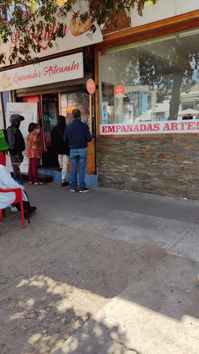 Miguelpearlalbo's tweet photo. Ya  mier.... A comer estas delicias #viñadelmar #empanadas #familia #mechadaqueso https://t.co/b1DLNU5Ce3