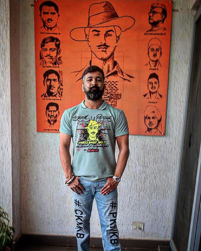 SHIFUJIJAIHIND's tweet photo. हमेशा इंक़लाब की छत्रछाया में!
अगर हमारे पीछे इनकी कुर्बानियाँ न होतीं तो आज हम जैसे करोड़ों आशिक़ कैसे इनकी दम पर इंक़लाब का अहंकार कर पाते! वन्दे मातरम्!
#MasterShifuji #MissionPrahar #CommandosMentor
pc- #DeekshaStyle https://t.co/FogB981bqq
