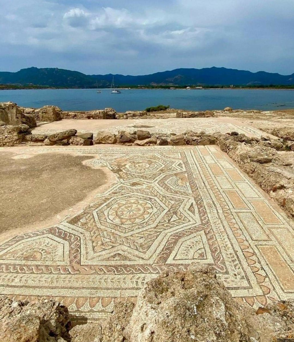 GeomeTribal's tweet photo. Roman mosaic by the Mediterranean sea, with octagrams formed from interlocking squares. Archaeological site of Nora, Sardinia. ๐
Photo: monia_the_traveller https://t.co/4nMp0iZV7m