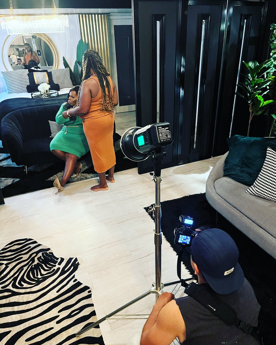 C O L L A B O R A T I O N  is key find businesses with great gifts and talents to enhance your vision! DSC+SJD+URIPHOTO=Branding Magic 

@soleiljamesdesign @urisphoto