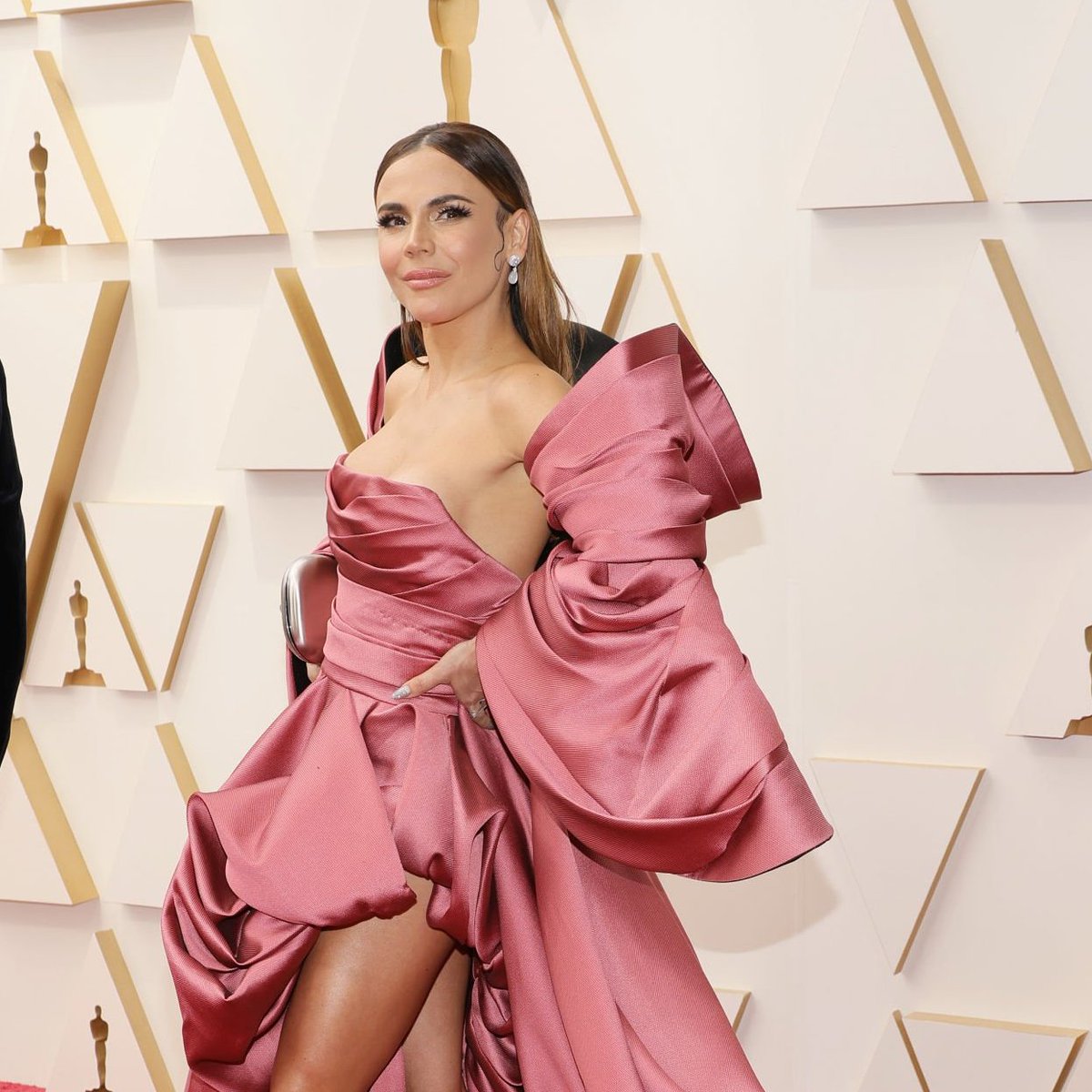 mydisneylatino's tweet photo. ¡Llegó Pepa Madrigal! Carolina Gaitán (#Encanto) en la alfombra roja de los #Oscars. https://t.co/YAymp0pfIC