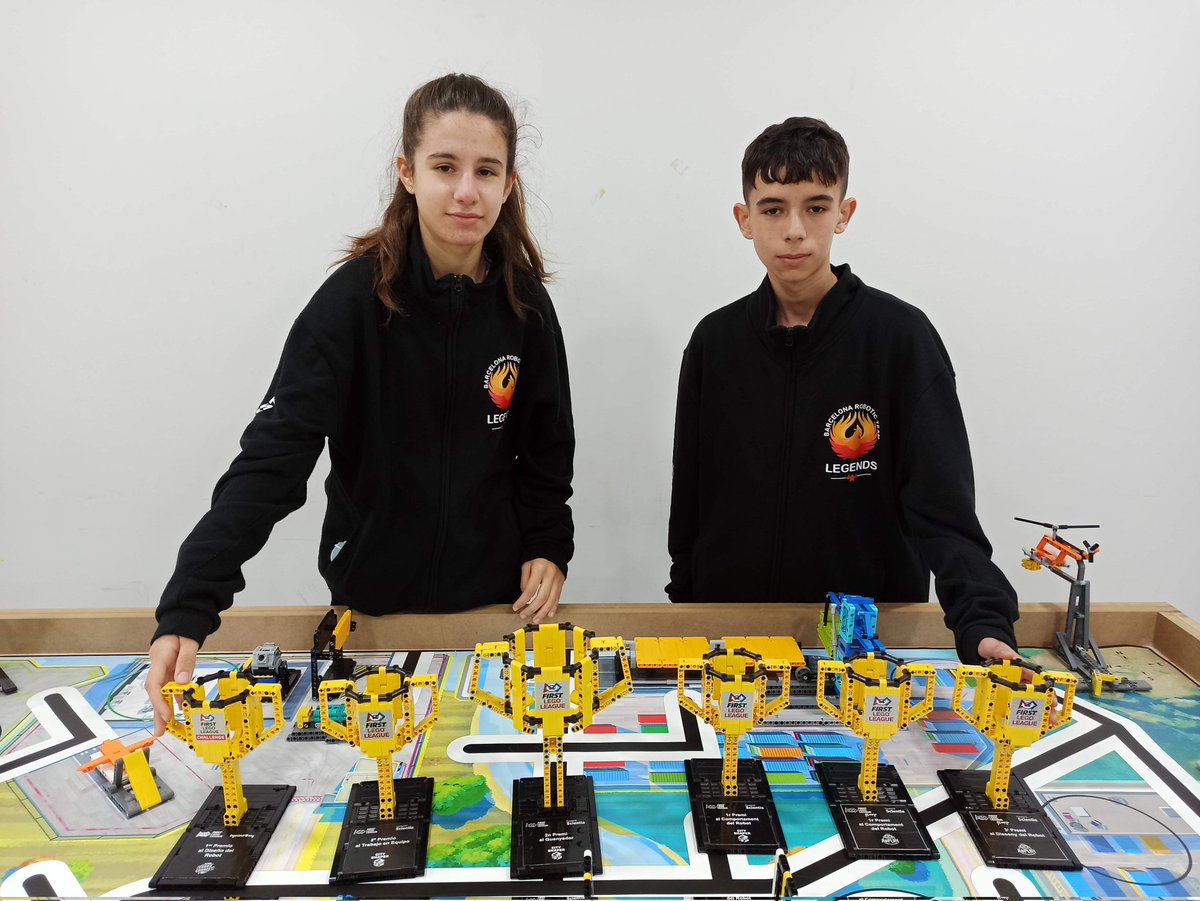 L'Hugo i la Cristina s'acomiaden de nosaltres després de tres anys fantàstics! Moltes gràcies per tot. Us heu endut un munt de premis en aquest temps.Tants moments genials compartits.Esperem que vingueu molt sovint a veure'ns
<a href="/FLL_Spain/">FIRST LEGO League SPAIN</a> <a href="/firstlegoleague/">FIRST LEGO League</a> <a href="/FIRSTweets/">FIRST</a> <a href="/Ingeniera_soy/">Ingeniera.soy</a>