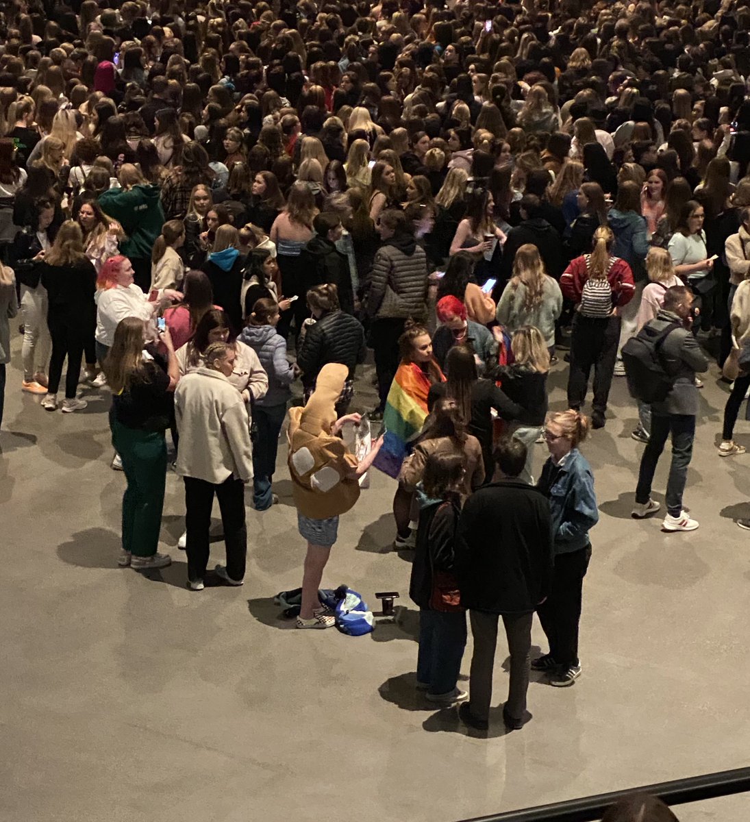 silkvests's tweet photo. Middle finger, if you’re seeing this, I love you. #LTWTOslo https://t.co/e86QXoQF5h