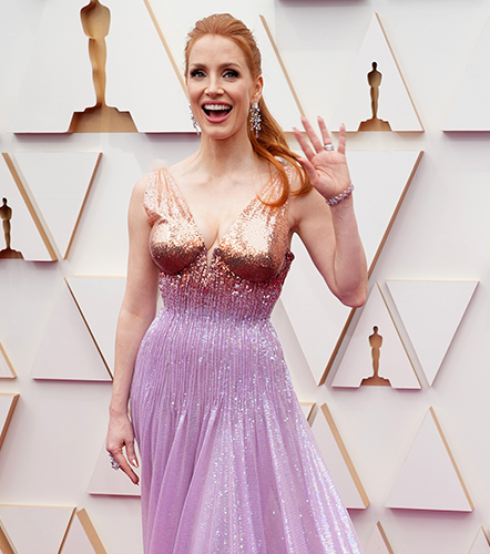 THR's tweet photo. She's beauty, she's grace, she's an #Oscars best actress frontrunner - Jessica Chastain has arrived on the red carpet https://t.co/2HAm9OUbSa https://t.co/8Q8K71aAta