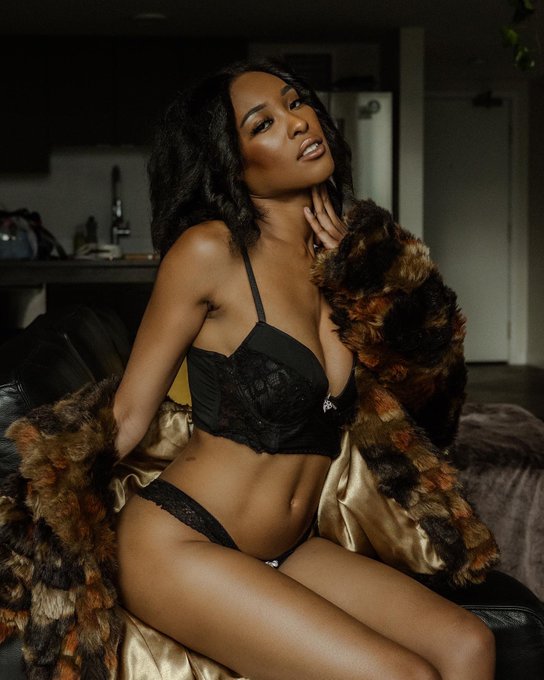 Pulling up to daddy&rsquo;s house like&hellip;.🖤 https://t.co/s6rQwwwo0O