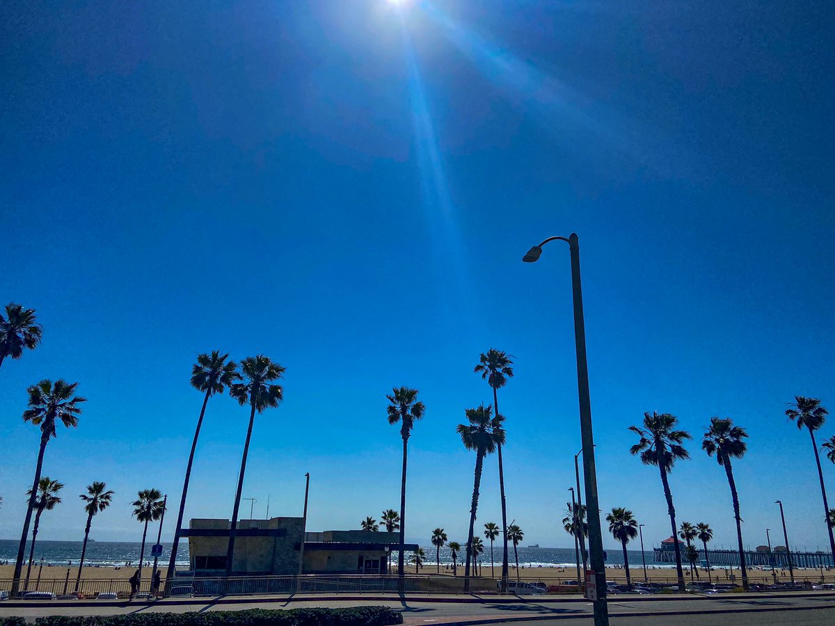 Thriftadocious7's tweet photo. Out here in Bluntington Beach trying to find @yungpinch #714EVER 🌊🍊🌴 https://t.co/5C5o1QNrVF