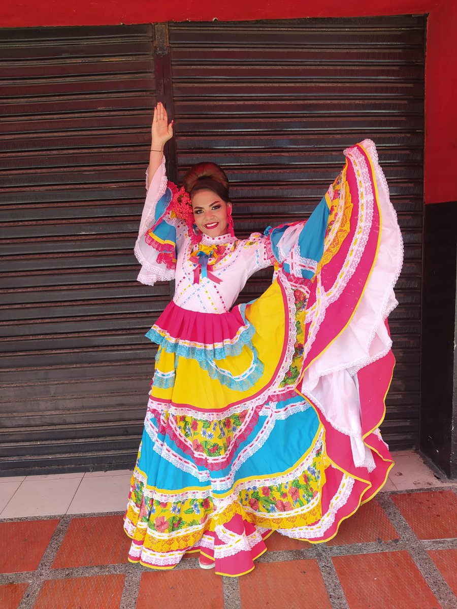 saireth_pizarro's tweet photo. La vida es un gran baile y el mundo un gran salón.❤💃
#la44
#BatallaDeFlores https://t.co/Rl7fUUw18j