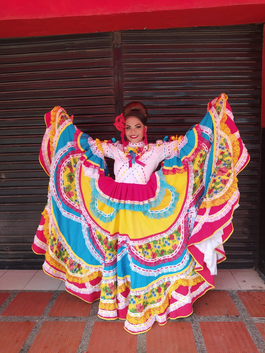 saireth_pizarro's tweet photo. La vida es un gran baile y el mundo un gran salón.❤💃
#la44
#BatallaDeFlores https://t.co/Rl7fUUw18j