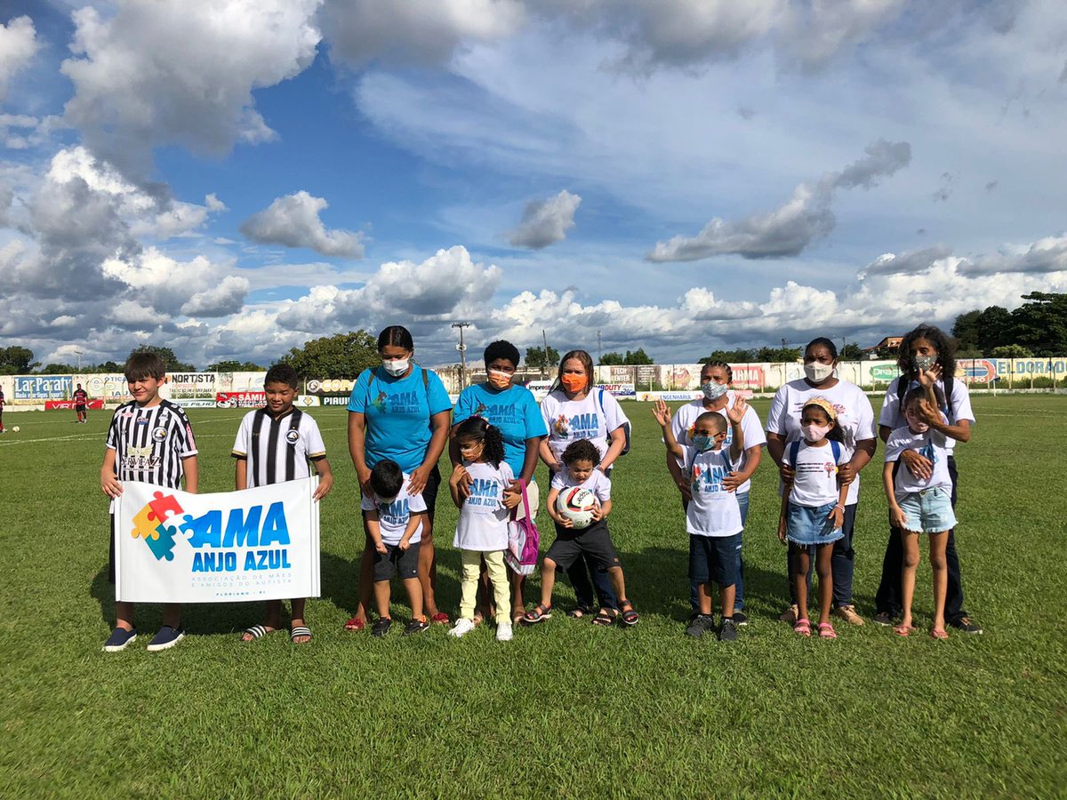 corisabba's tweet photo. Os anjinhos azuis compareçam no estádio Tibério Nunes! 
Muito obrigada @amaanjoazul pela presença.😍⚪⚫ https://t.co/9kALThXQYm