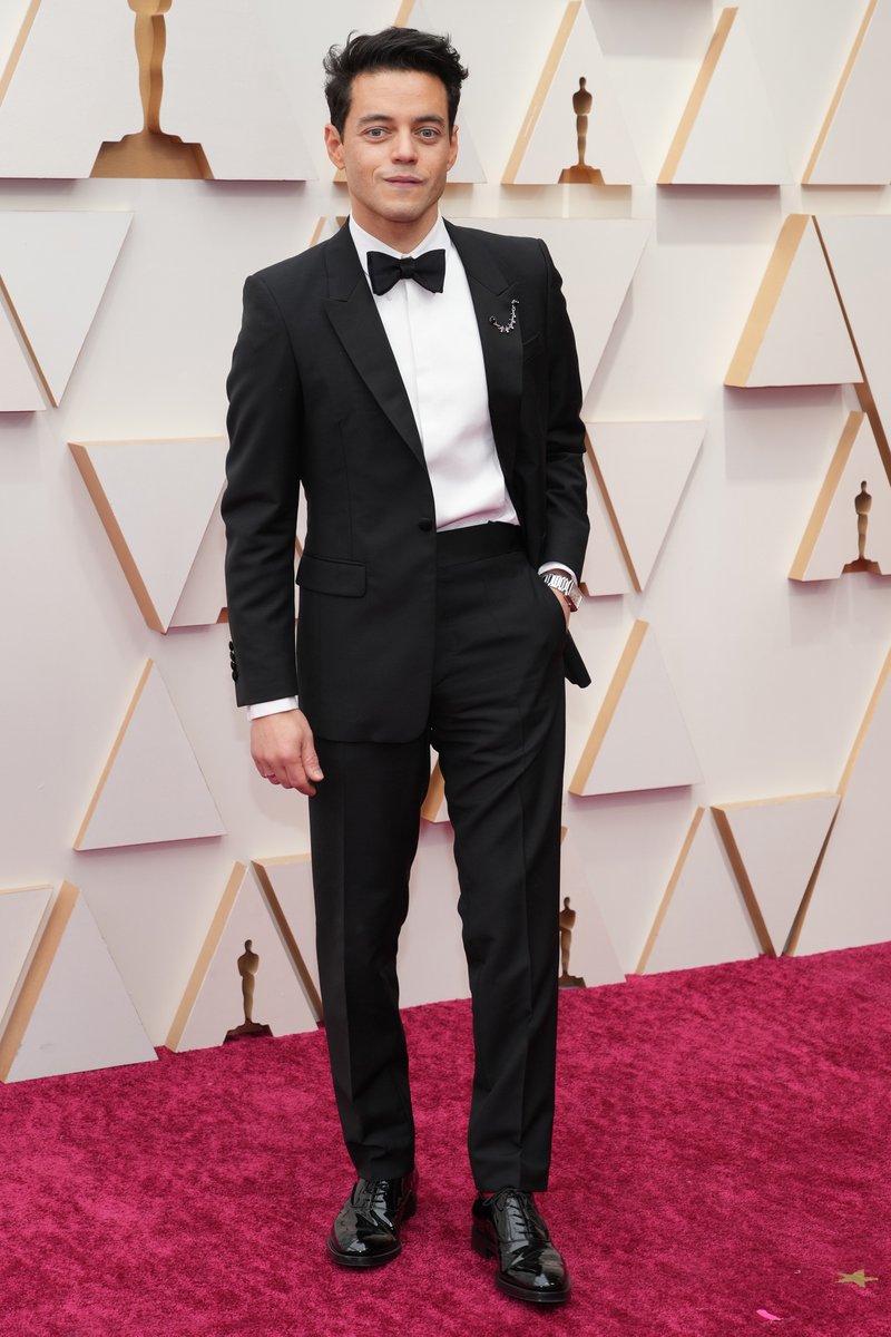 etnow's tweet photo. For the Rami Malek girlies. 🖤 #Oscars 

(📸: Getty Images) https://t.co/f4fL4foeSD