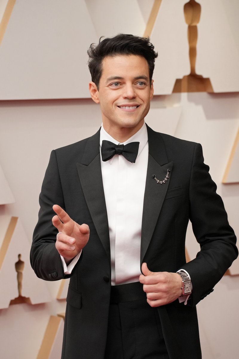 etnow's tweet photo. For the Rami Malek girlies. 🖤 #Oscars 

(📸: Getty Images) https://t.co/f4fL4foeSD