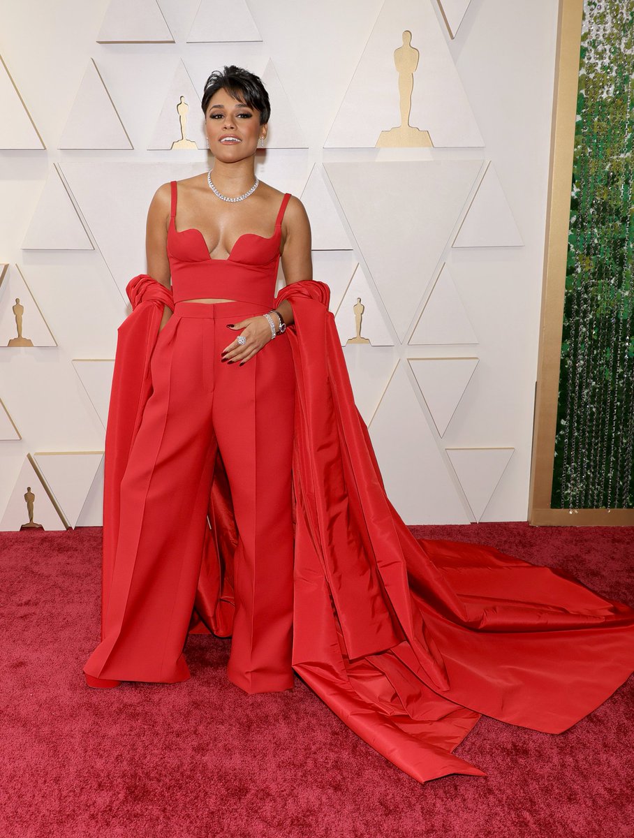 SinnamonCouture's tweet photo. Ariana DeBose in Valentino Couture at the #Oscars https://t.co/DBTJWSUVML