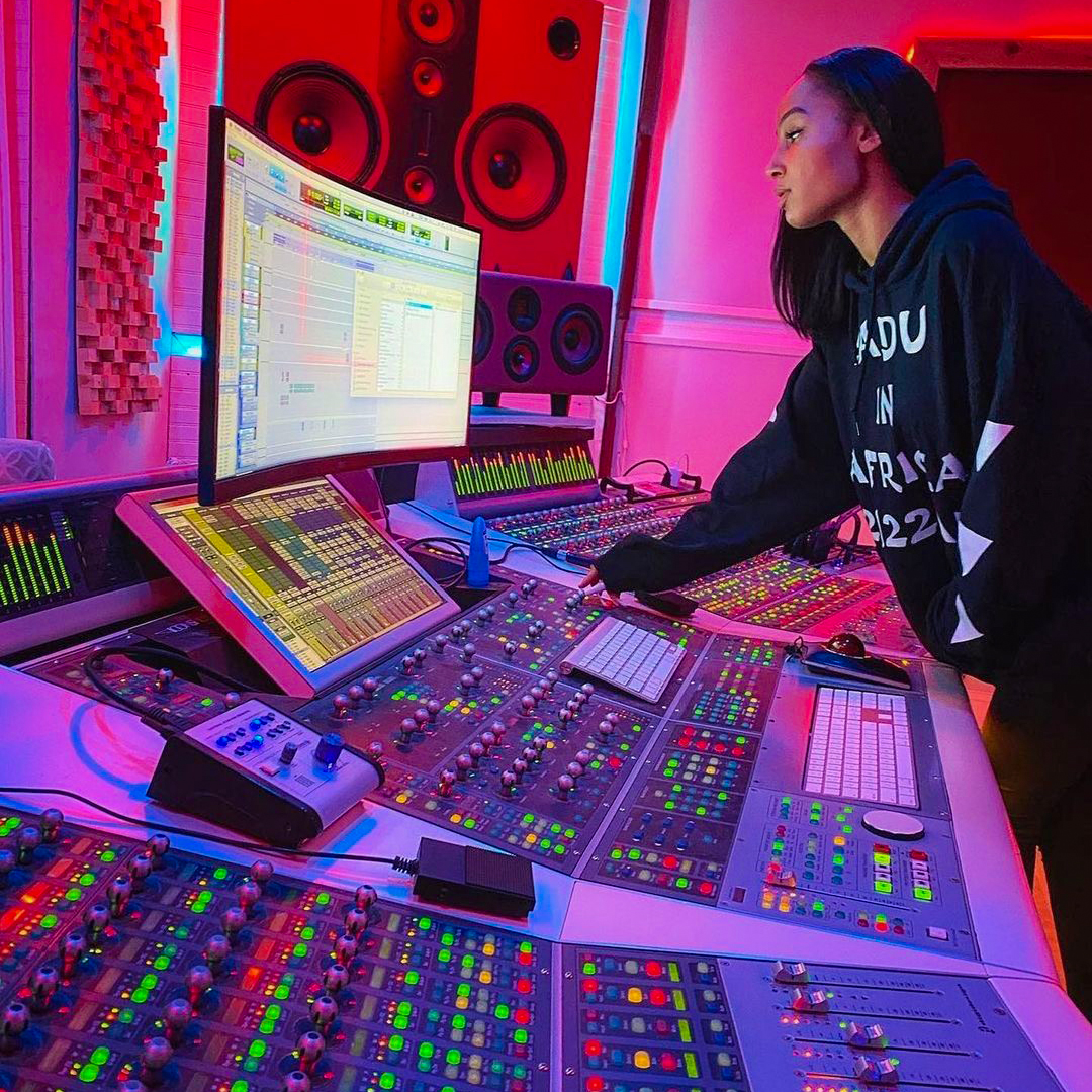 AvidProTools's tweet photo. 🎵 In the studio with ThisIsChardonay
📷 https://t.co/WTWIuOi7Yc
▶️ https://t.co/LNIgmkN0JV
#studio #music #producer #mix #soulasylumstudios #createrelaxcreate #protools #avid https://t.co/iiZZwrvVjy