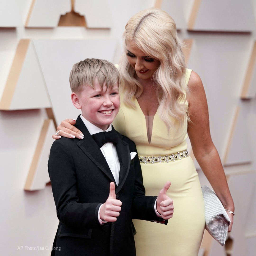 The young star of “Belfast” brought a special date to the #Oscars — his mom. Eleven-year-old Jude Hill arrived with his mom Shauneen, posing for photos before the ceremony. apne.ws/Gh20qDQ