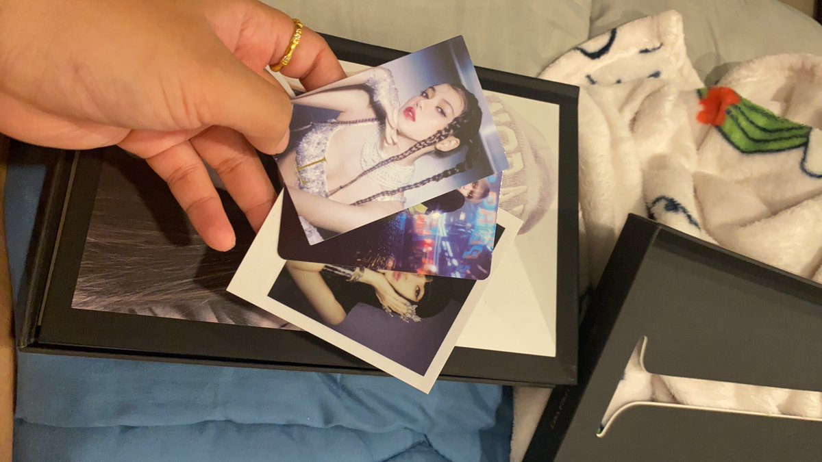 ถึงจะไม่ดีใจตอนได้ แต่ได้แรร์น้ะจ้ะว่าไม่ได้  ซื้อเองเป็น 20 บั้มยังไม่ได้เลย 🤣
#LodestarLalisaDay 
#Lalistory  
#SuperstarLalisaDay