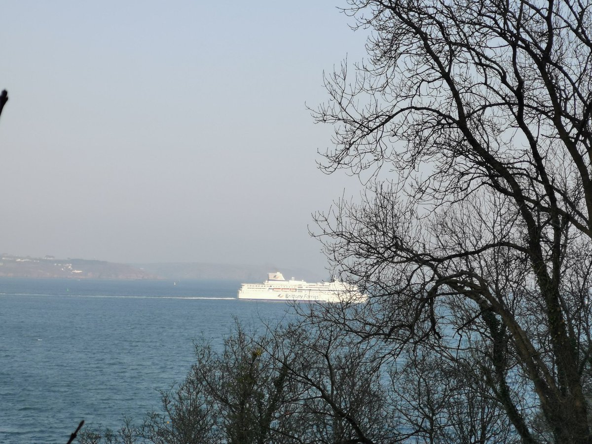 Setu ur vag n'am boa ket gwelet er Sound Plymouth abaoe pell 'zo... Ober a ra vat !
Voilà un bateau que je n'avais pas vu dans la baie de Plymouth depuis longtemps... Ça fait du bien !
This is a ship I did not see in sound Plymouth for many months ... Good to see her again!