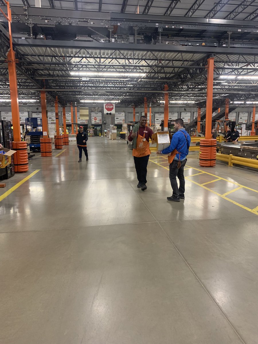AlexaKennedyTHD's tweet photo. Sun Chip Sunday for the K3 outbound team! Great way to end the week!! @JohnLangenderf2 @jdesant12 @AlexTHD5120 @logansahadiTHD @THDjweidner @PonnThd @SMeyerTHD @abadertscherthd @THDChrisOrsini https://t.co/Zj2mPMCCMU