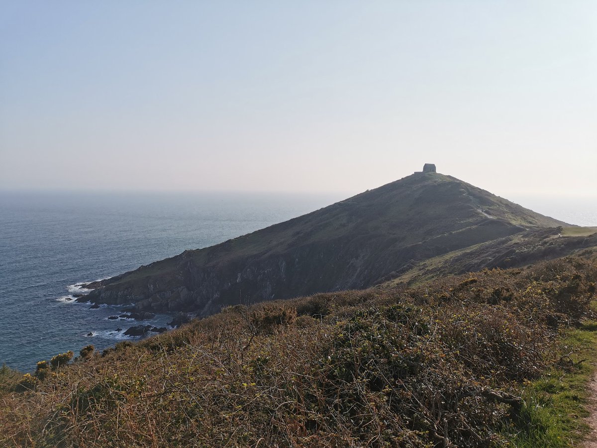 Rame head today. A useful landmark when sailing from Brittany, you look for Plymouth but you missed Eddystone.
Beg Rame, ur merk a-feson evit kavout Plymouth pa o tont eus Breizh war vag, e c'hwiter war tour-tan Eddystone.