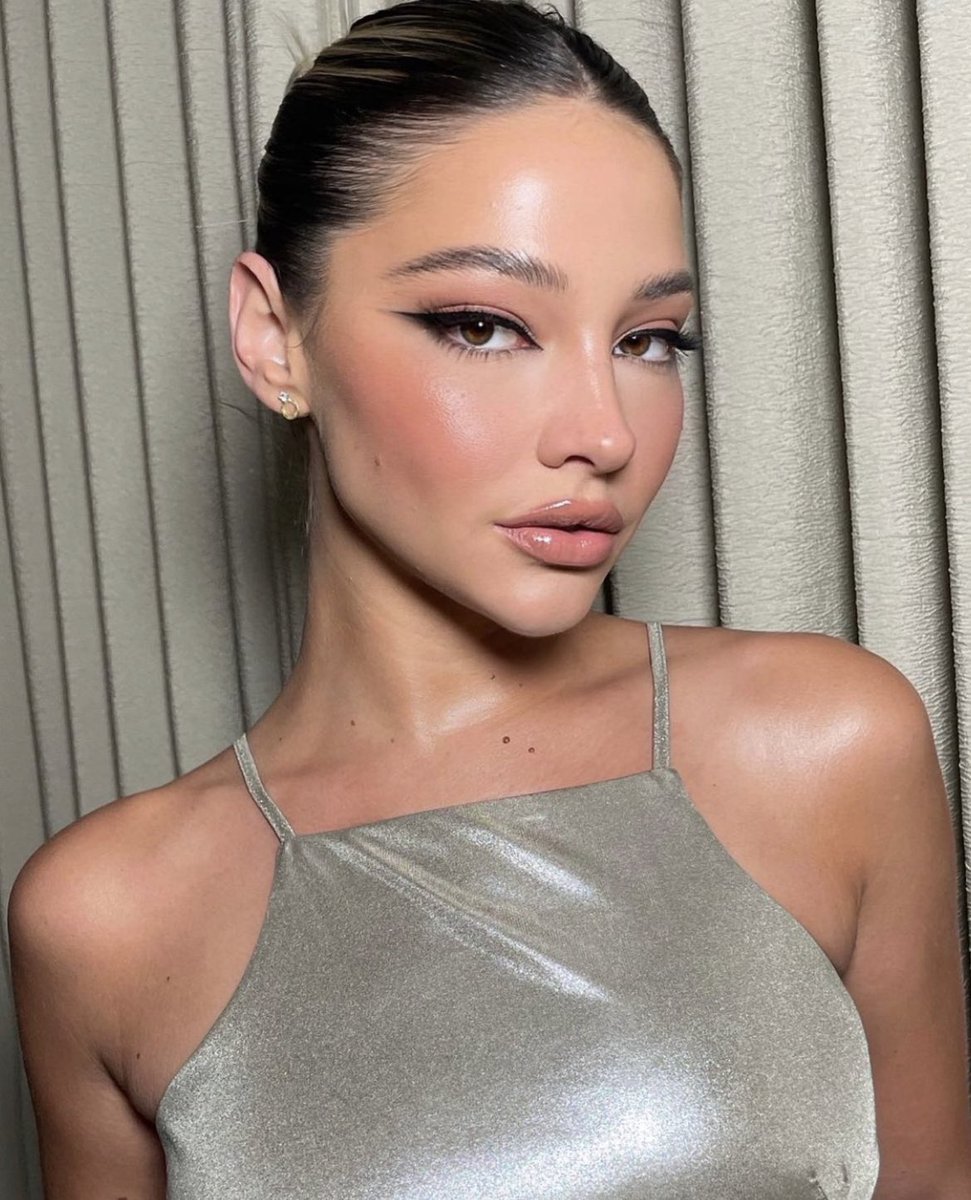 clineearchive's tweet photo. madleyn cline is so pretty ✨ https://t.co/sowljczUFG
