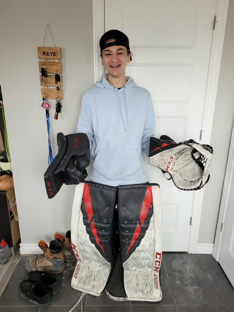 CanadaShift's tweet photo. This young athlete was pretty emotional today. I heard he won't be playing hockey next year because he can't afford new pads, block and scoop aka traper. He had no idea and was emotional. This is what hockey is all about. @JacobOsterr thank you for your donation! #equipment4kids https://t.co/DntztrO0LQ