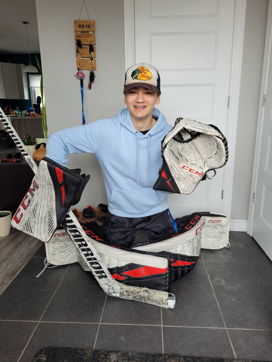 CanadaShift's tweet photo. This young athlete was pretty emotional today. I heard he won't be playing hockey next year because he can't afford new pads, block and scoop aka traper. He had no idea and was emotional. This is what hockey is all about. @JacobOsterr thank you for your donation! #equipment4kids https://t.co/DntztrO0LQ