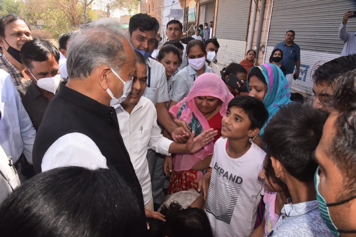 JodhpurDm's tweet photo. मुख्यमंत्री श्री अशोक गहलोत ने बाईजी का तालाब के अवलोकन के दौरान वहां उपस्थित क्षेत्र वासियों और विशेष तौर पर बच्चों से पूछा कि यहां क्या होना चाहिए। मुख्यमंत्री को अपने चेत्र अपने सामने पाकर सभी क्षेत्रवासी प्रफुल्लित हुए। @DIPRRajasthan @ashokgehlot51 @RajGovOfficial @RajCMO https://t.co/RuyaMvu6LH