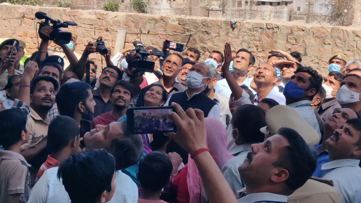 JodhpurDm's tweet photo. मुख्यमंत्री श्री अशोक गहलोत ने बाईजी का तालाब के अवलोकन के दौरान वहां उपस्थित क्षेत्र वासियों और विशेष तौर पर बच्चों से पूछा कि यहां क्या होना चाहिए। मुख्यमंत्री को अपने चेत्र अपने सामने पाकर सभी क्षेत्रवासी प्रफुल्लित हुए। @DIPRRajasthan @ashokgehlot51 @RajGovOfficial @RajCMO https://t.co/RuyaMvu6LH