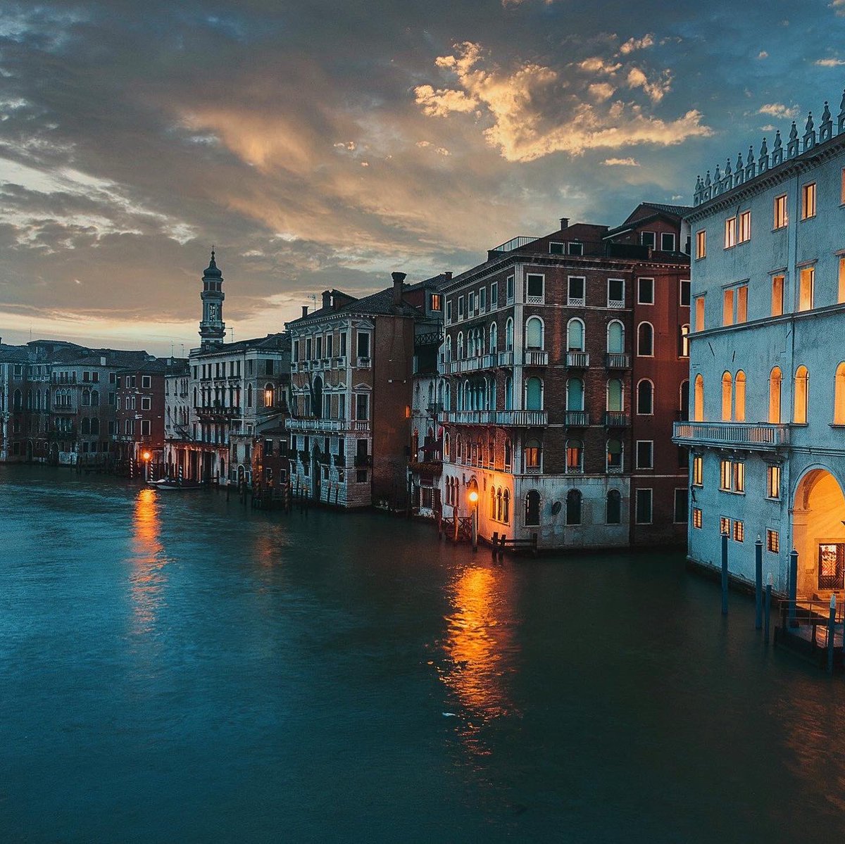 İtalya'nın kuzeydoğusunda bulunan Venedik, 117 adası ve irili ufaklı 400 köprüsüyle İtalya turlarının vazgeçilmez duraklarından birisidir.  Bu adalar ve kanallardan oluşan muhteşem şehir "Kanallar Şehri", "Sular Şehri" ve