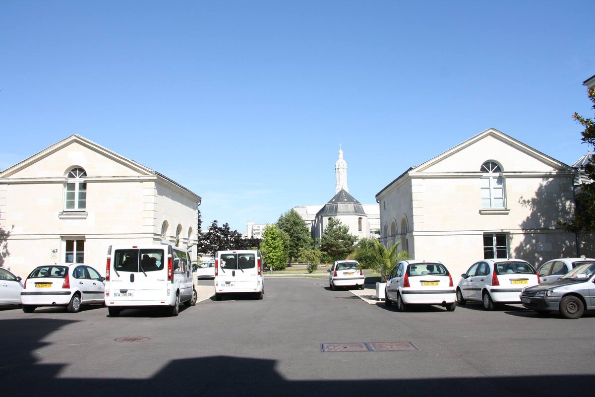 [Thread] 1/14 L’hôpital Bretonneau du <a href="/CHRU_Tours/">CHRU de Tours</a> comment c’était avant, dans le temps ? Je vous emmène dans l’histoire de ce lieu de soins en image.
#HistMed #SouvenirTourangeau @FacMedTours