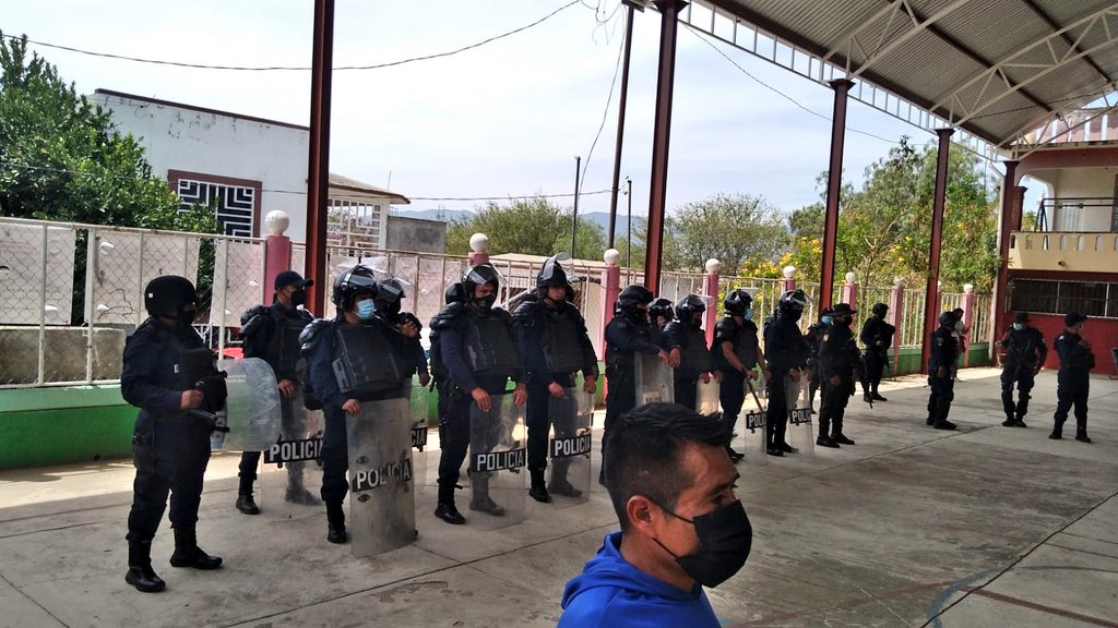 Hacemos presencia institucional, <a href="/Policia_GobOax/">Policía Estatal</a> y <a href="/CSPVPC_Xoxo/">Comisión de Seguridad Pública Xoxocotlán</a>, 
en la colonia Las Culturas, Santa Cruz Xoxocotlán. 
La jornada electoral transcurre sin incidencias.