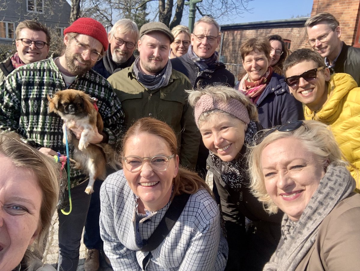 Folkemødeselfie i sol og Folkemødet 22 i fuld form🌞Stolt af at #fmdk klarede corona-skærene i 21 m hybrid-folkemøde, der trods hækkeløb af udfordringer nåede bredt ud. Og så har vi vendt kriseunderskud til positivt resultat. Ses til #fmdk til juni?  folkemoedet.dk/om-folkemodet/…