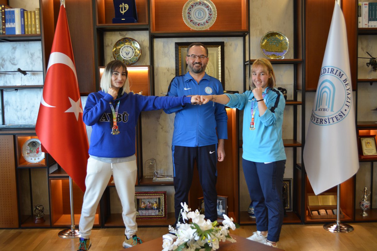 ybuankara's tweet photo. Rektörümüz Prof. Dr. İbrahim Aydınlı, Türkiye Üniversite Sporları Federasyonu Turnuvalarında Kick Boks’ta şampiyon olan Elif Berre Özdoğan ile 1. Lige yükselmeye hak kazanan AYBÜ Badminton Takımımızı makamında ağırlayarak tebrik etti.

@profdriaydinli @aybusporblmleri https://t.co/UKNRh4WX1B