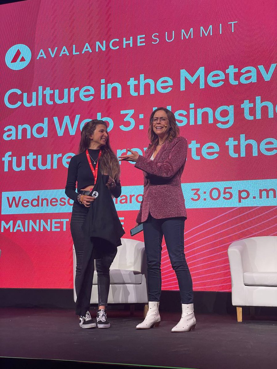 evarodriguez_m's tweet photo. Viviendo al máximo siempre, dejando todo en cada cosa que hago 💣 

Justo en un break de una charla en el #AvalancheSummit empezaron a hacer preguntas al público sobre #DeFi en @avalancheavax y como acerté varias me invitaron al stage y me regalaron un hoddie

Nerd vibes 😂 https://t.co/GsAWlOXSHV