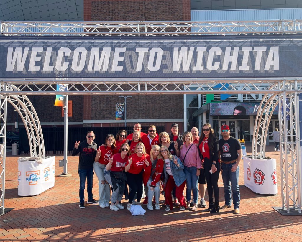 HaileyLynn17's tweet photo. Words can describe how proud we are of our Yotes. Thank you to the entire USD WBB team and Coaches on an amazing season and taking us on this ride with you❤️ https://t.co/SJsg0PXiot