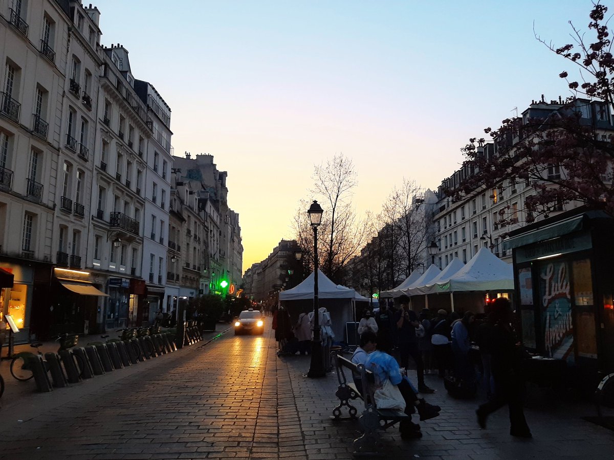 Le ☀️ se couche sur une journée d'événements à #ParisCentre et son Marais, avec notamment une braderie géante et un atelier de #participationcitoyenne place Renée Vivien, que j'ai eu l'honneur de clôre. 😊