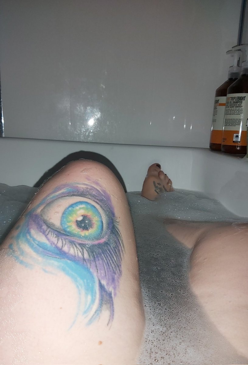 katy_chops's tweet photo. Bath, a cuppa tea and LOTR audiobook narrated by Andy Serkis.... 🧖🏻‍♀️🛀🏻🤓 https://t.co/i7WN71NIaA
