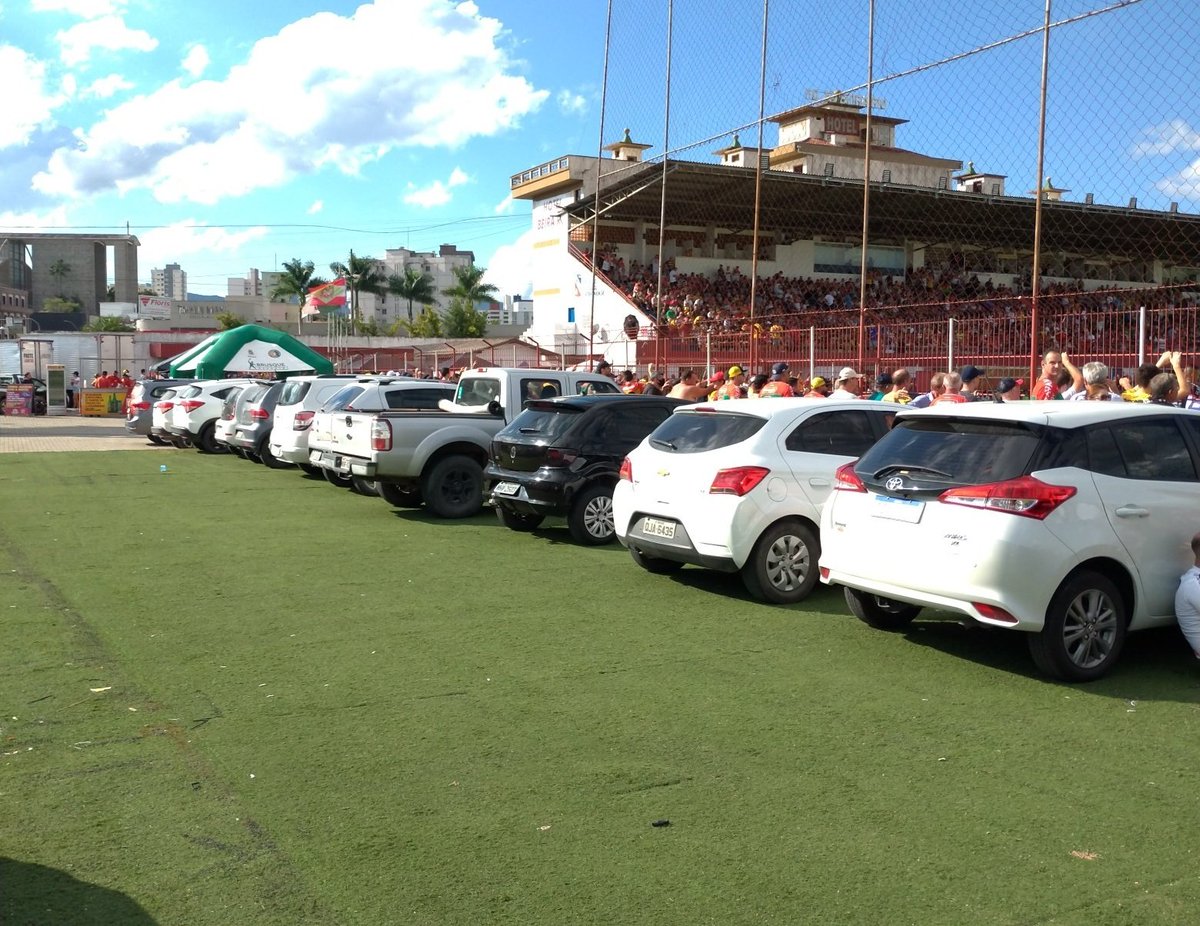 taliscao13's tweet photo. Muito massa esse novo estacionamento que o @Brusqueoficial fez no estádio. Só vão ficar contentes quando arrebentarem um desses carros. Isso só prova que essa diretoria não tá nem aí pro seu torcedor https://t.co/cuo6HuOCMj